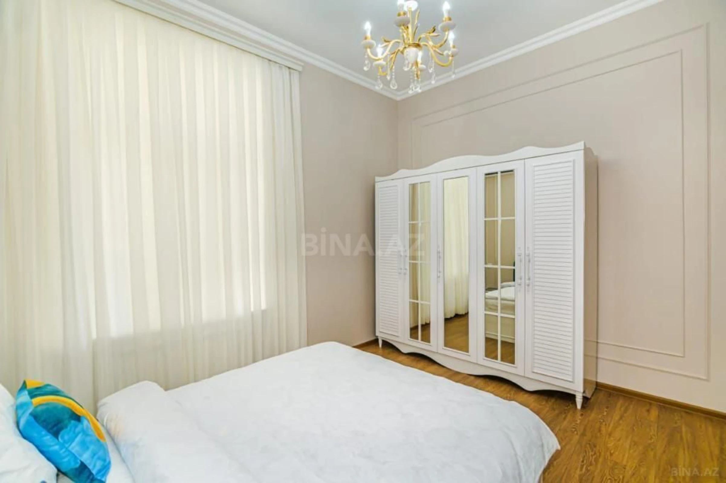 Satılır 5 otaqlı mənzil 180 m²