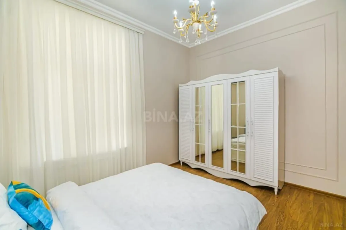 Satılır 5 otaqlı mənzil 180 m²