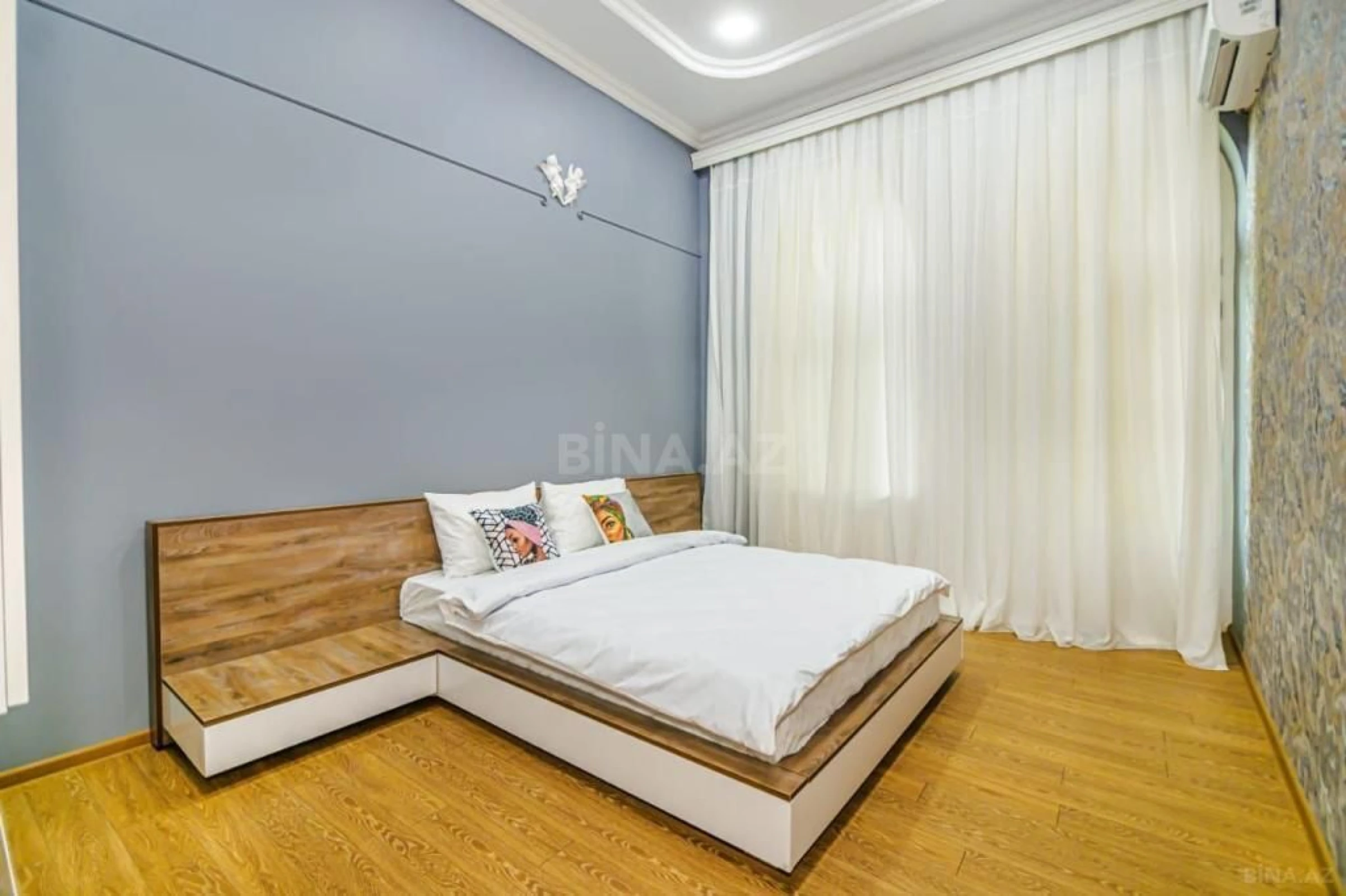 Satılır 5 otaqlı mənzil 180 m²