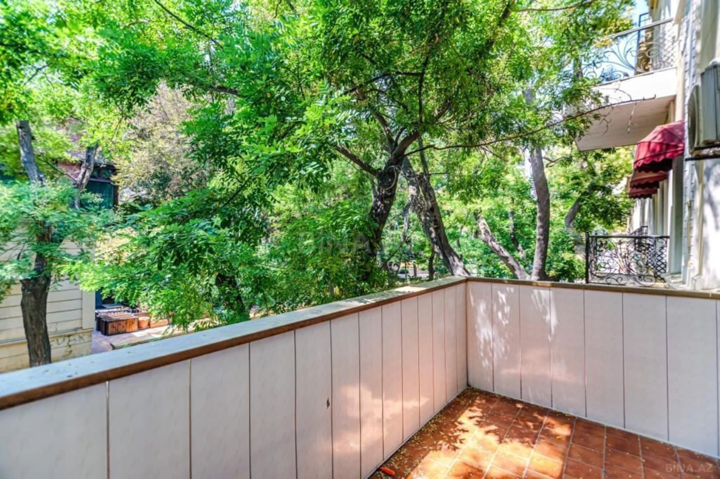 Satılır 5 otaqlı mənzil 180 m²