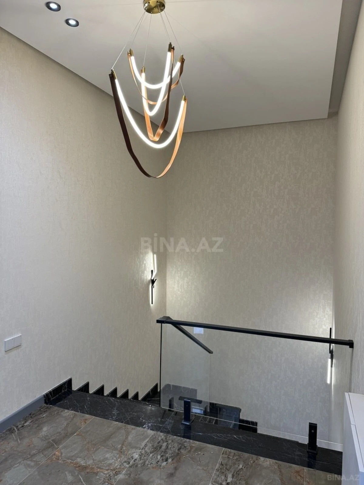 Satılır 5 otaqlı həyət evi 280 m²