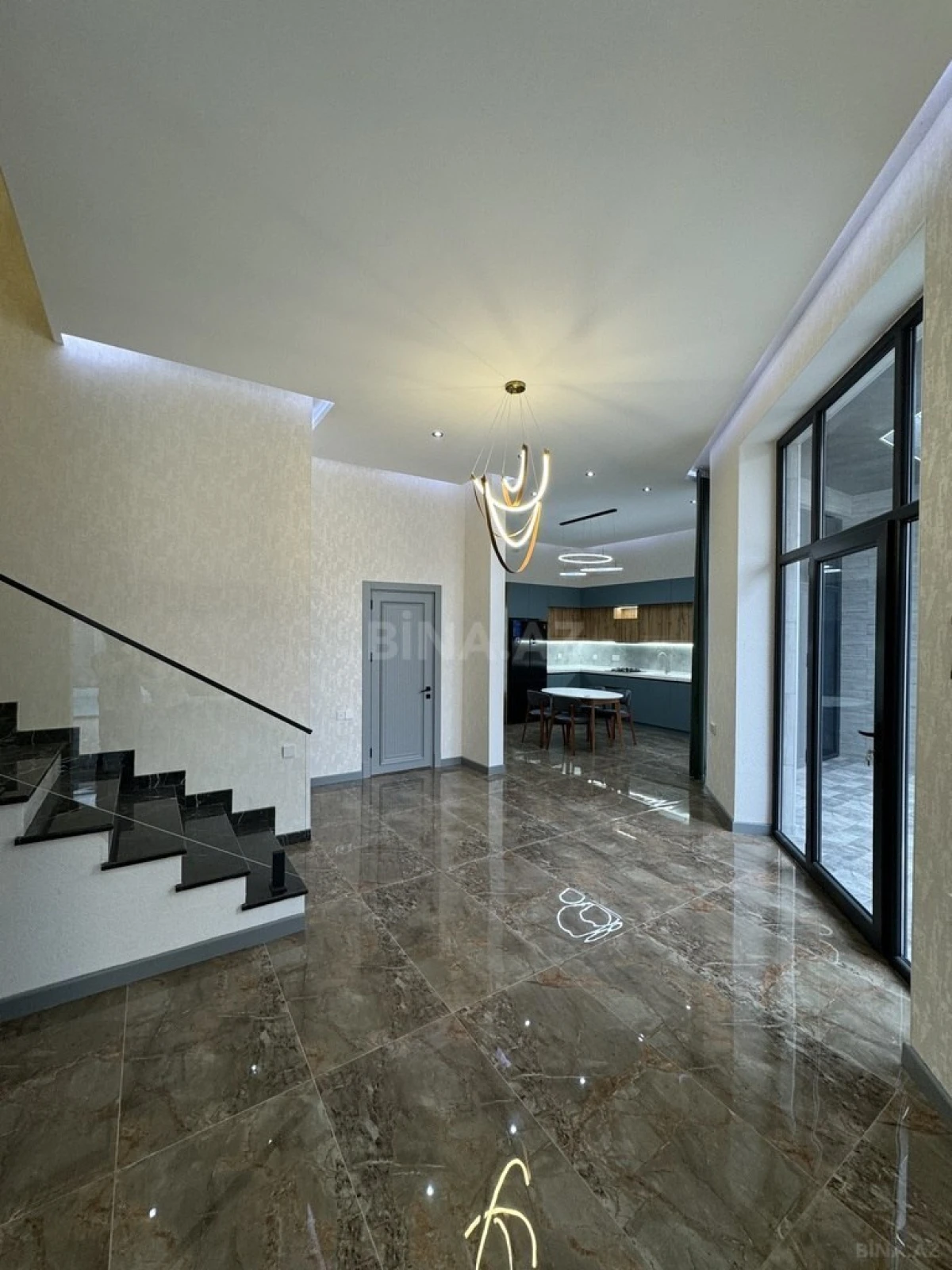 Satılır 5 otaqlı həyət evi 280 m²