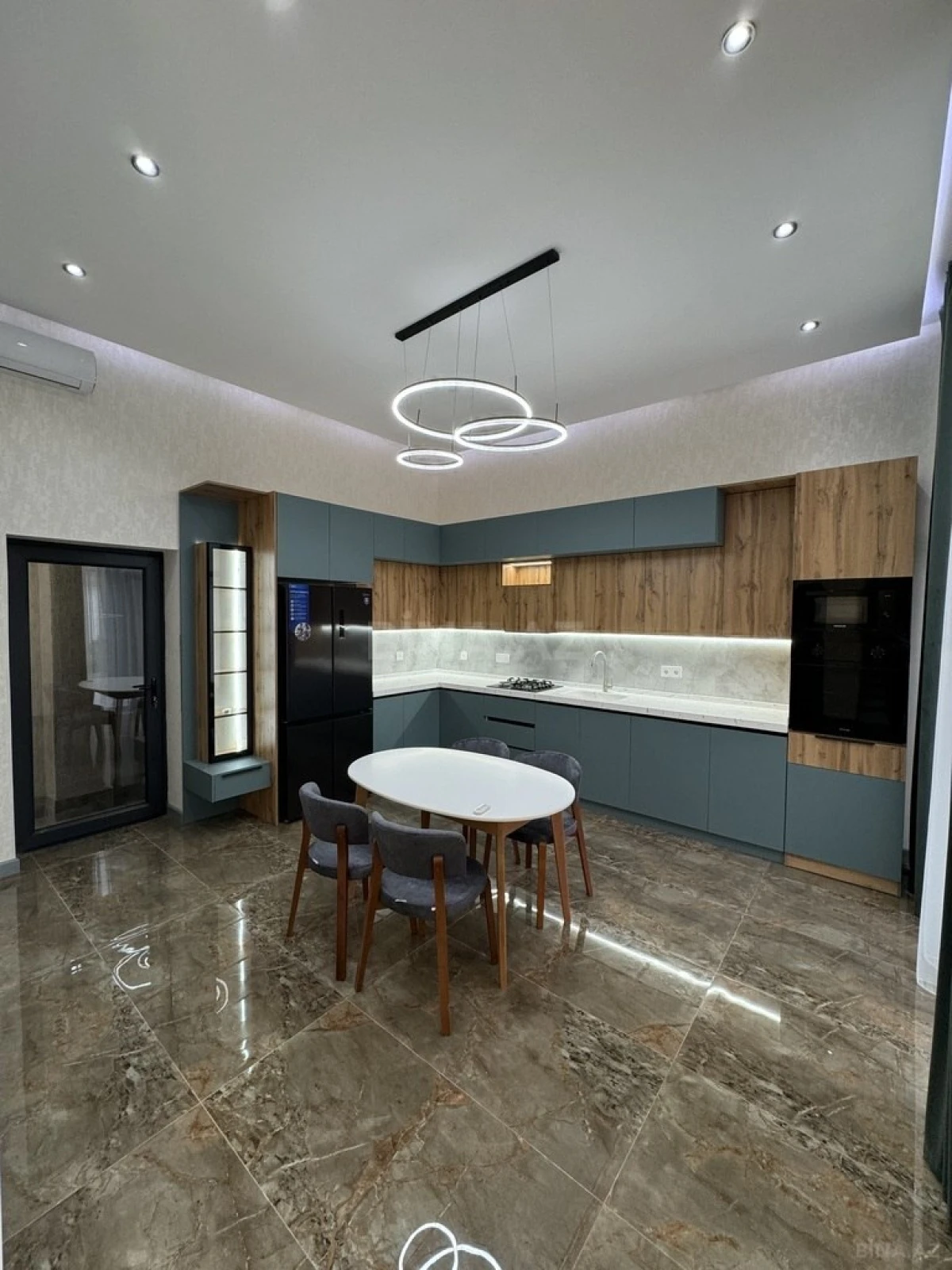 Satılır 5 otaqlı həyət evi 280 m²