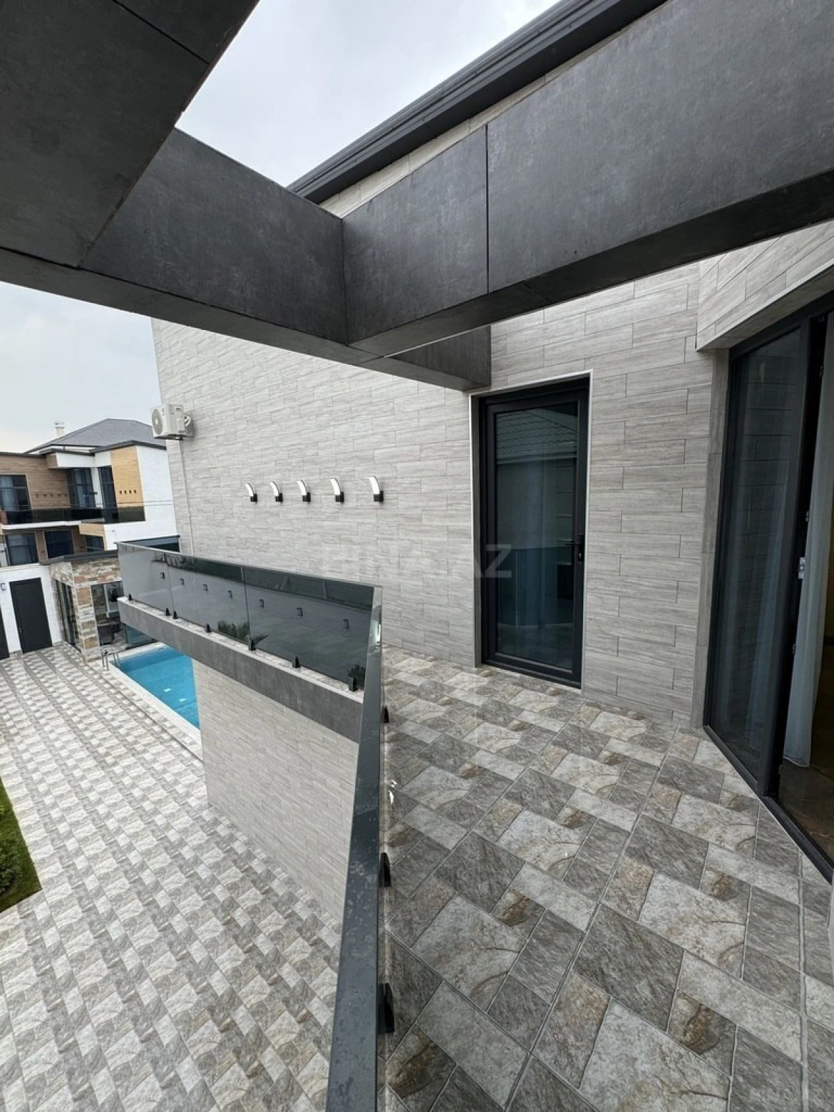 Satılır 5 otaqlı həyət evi 280 m²