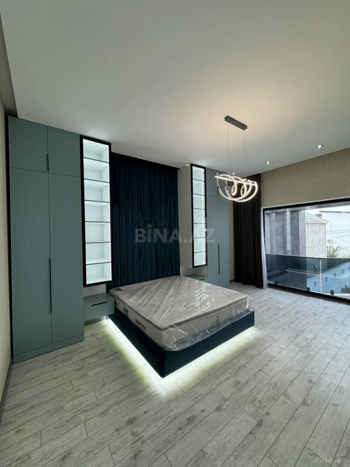 Satılır 5 otaqlı həyət evi 280 m²