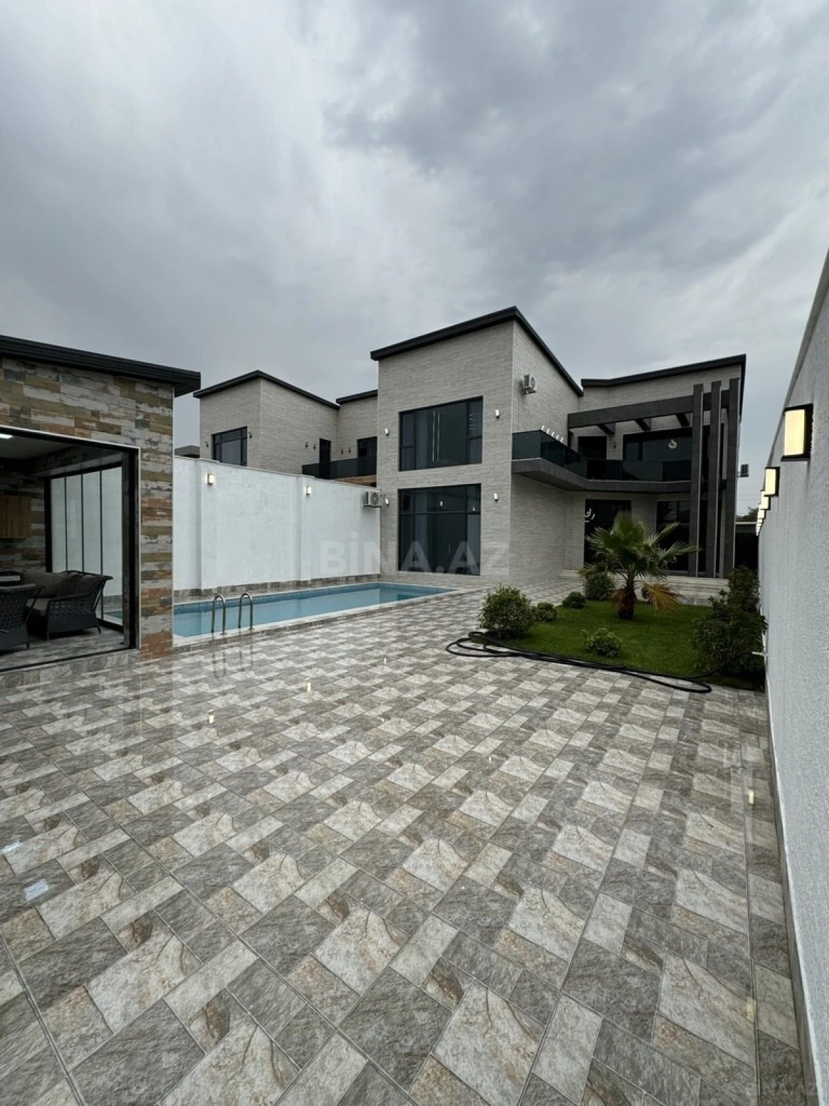 Satılır 5 otaqlı həyət evi 280 m²