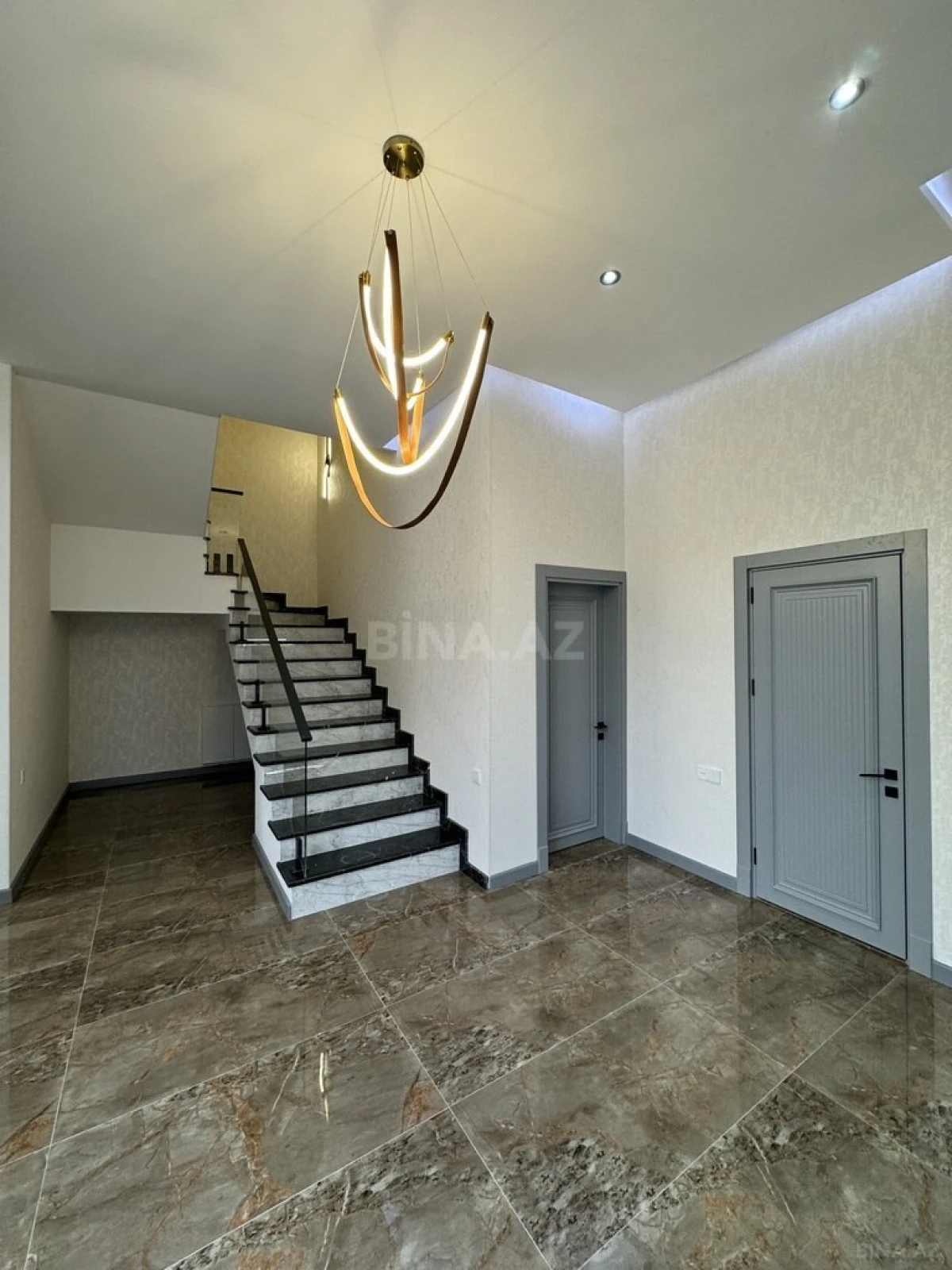 Satılır 5 otaqlı həyət evi 280 m²