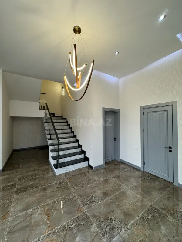 Satılır 5 otaqlı həyət evi 280 m²
