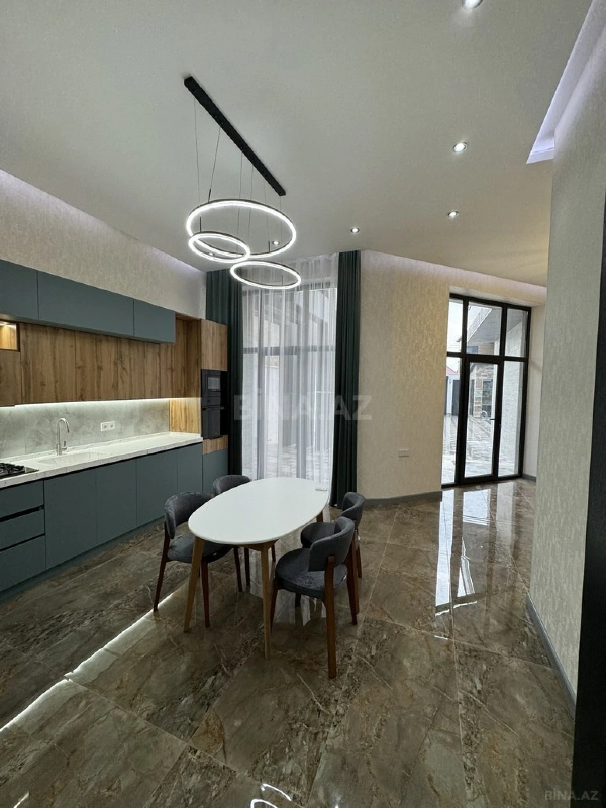 Satılır 5 otaqlı həyət evi 280 m²