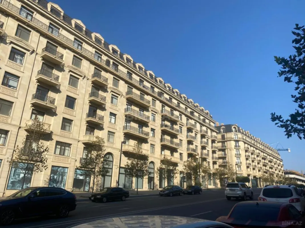 Satılır 4 otaqlı mənzil 195 m²