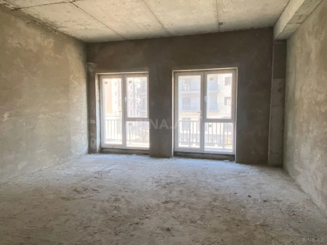 Satılır 4 otaqlı mənzil 195 m²