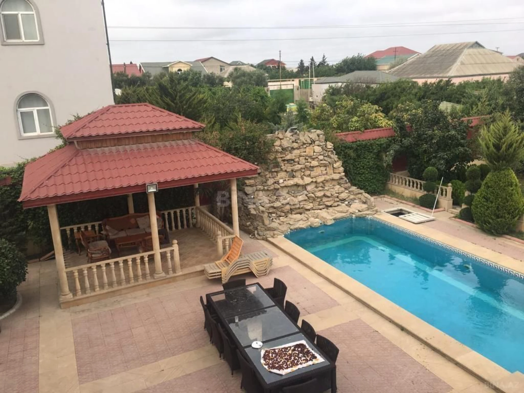 Kirayə verilir 6 otaqlı həyət evi 400 m²