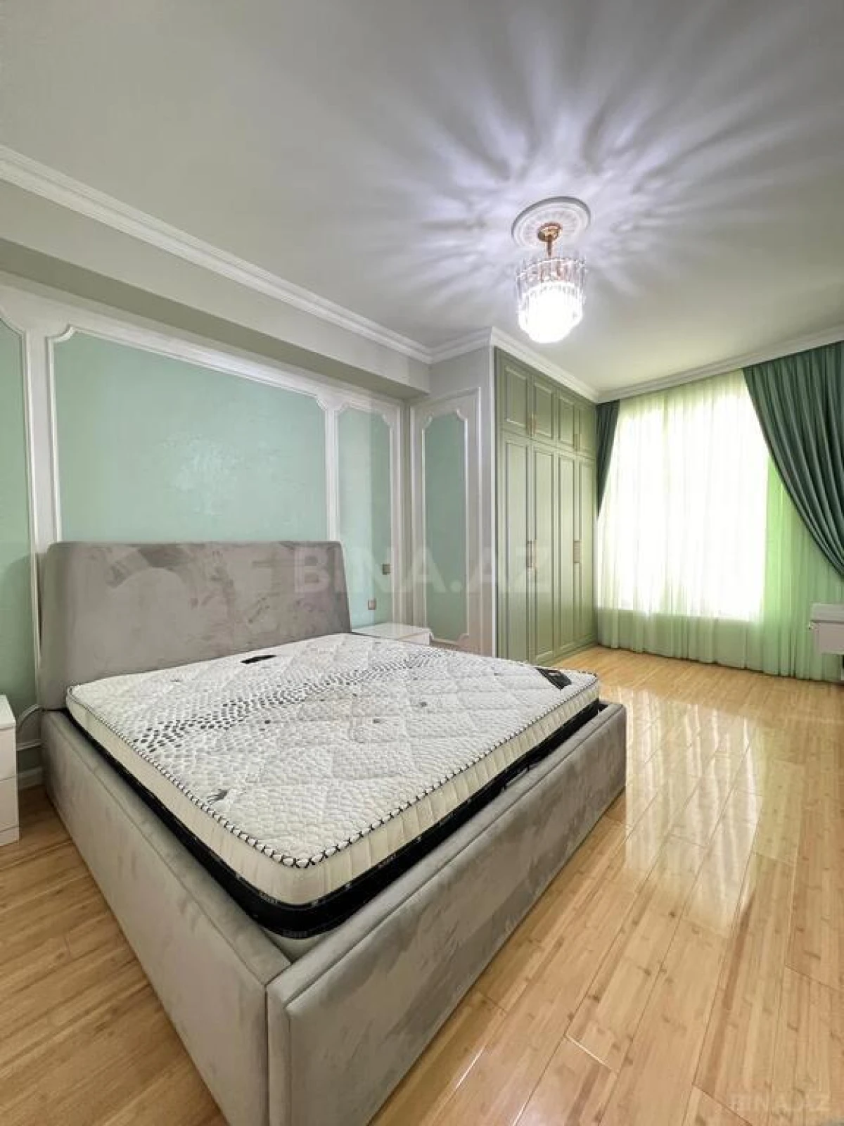 Satılır 4 otaqlı mənzil 210 m²