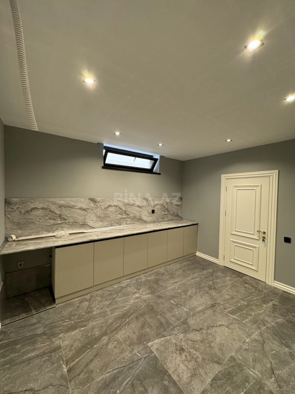 Satılır 8 otaqlı həyət evi 440 m²