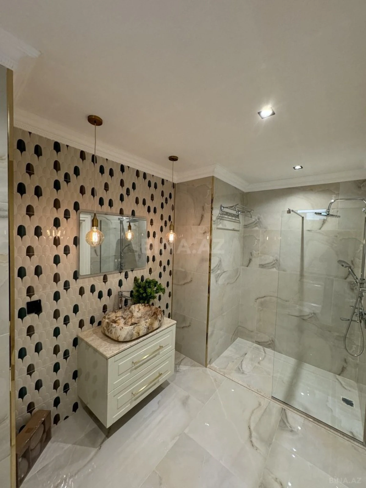 Satılır 8 otaqlı həyət evi 440 m²