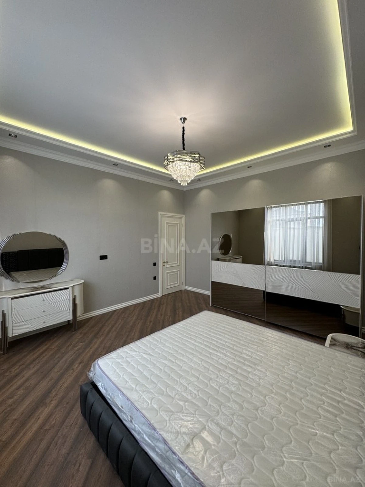 Satılır 8 otaqlı həyət evi 440 m²