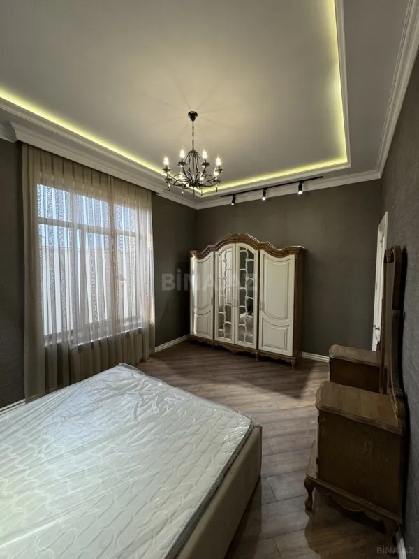 Satılır 8 otaqlı həyət evi 440 m²