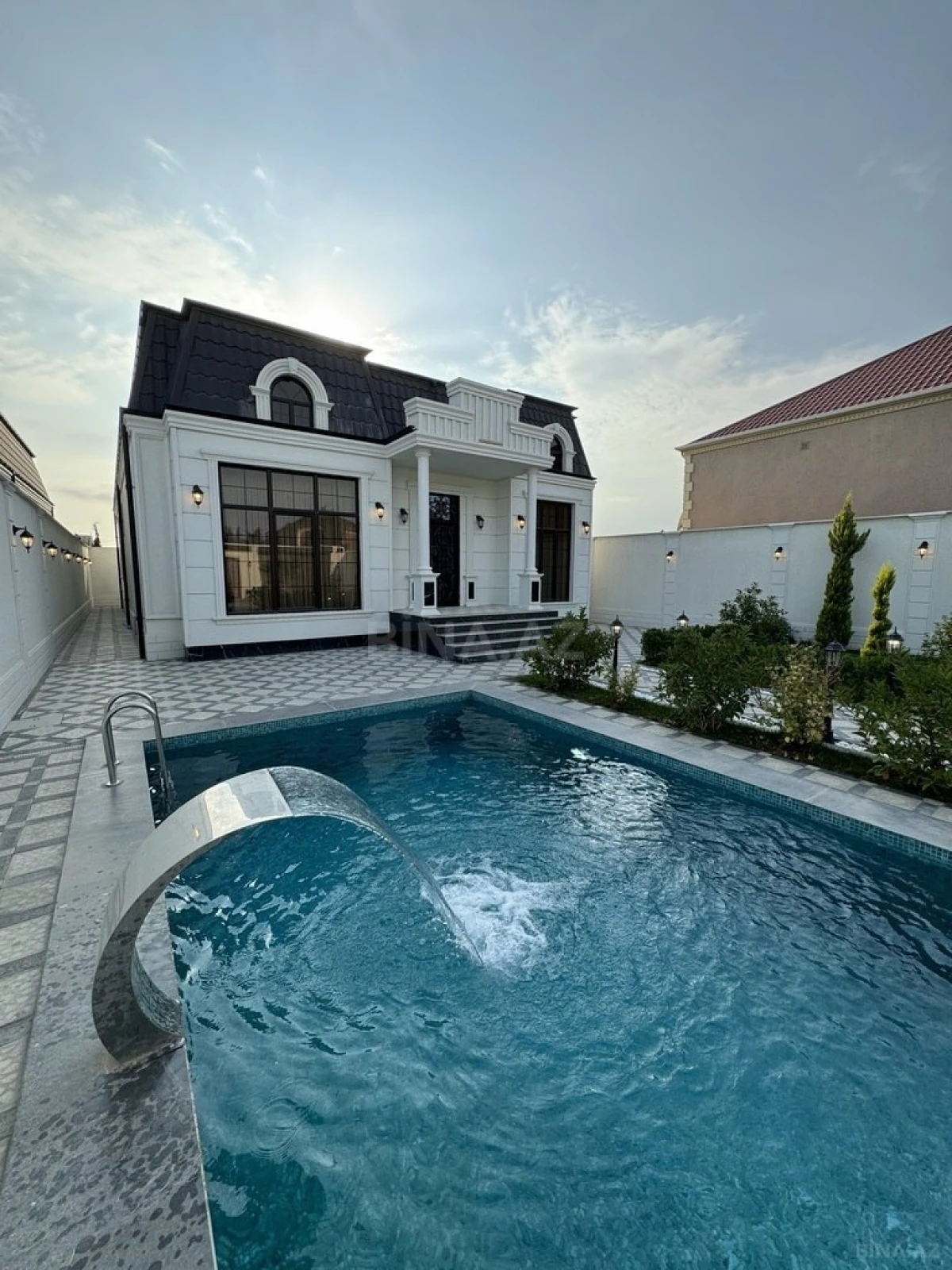 Satılır 8 otaqlı həyət evi 440 m²