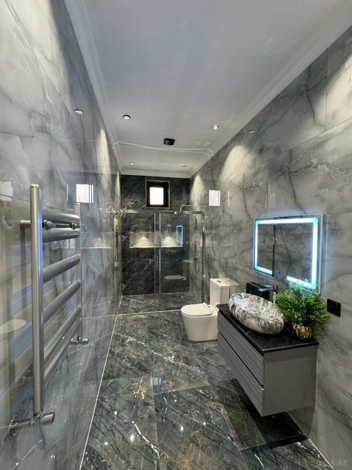 Satılır 8 otaqlı həyət evi 440 m²