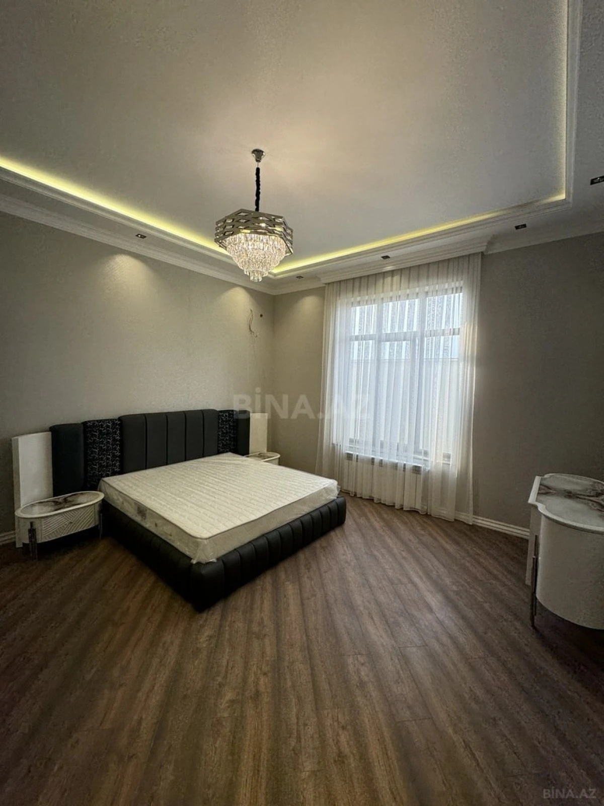 Satılır 8 otaqlı həyət evi 440 m²
