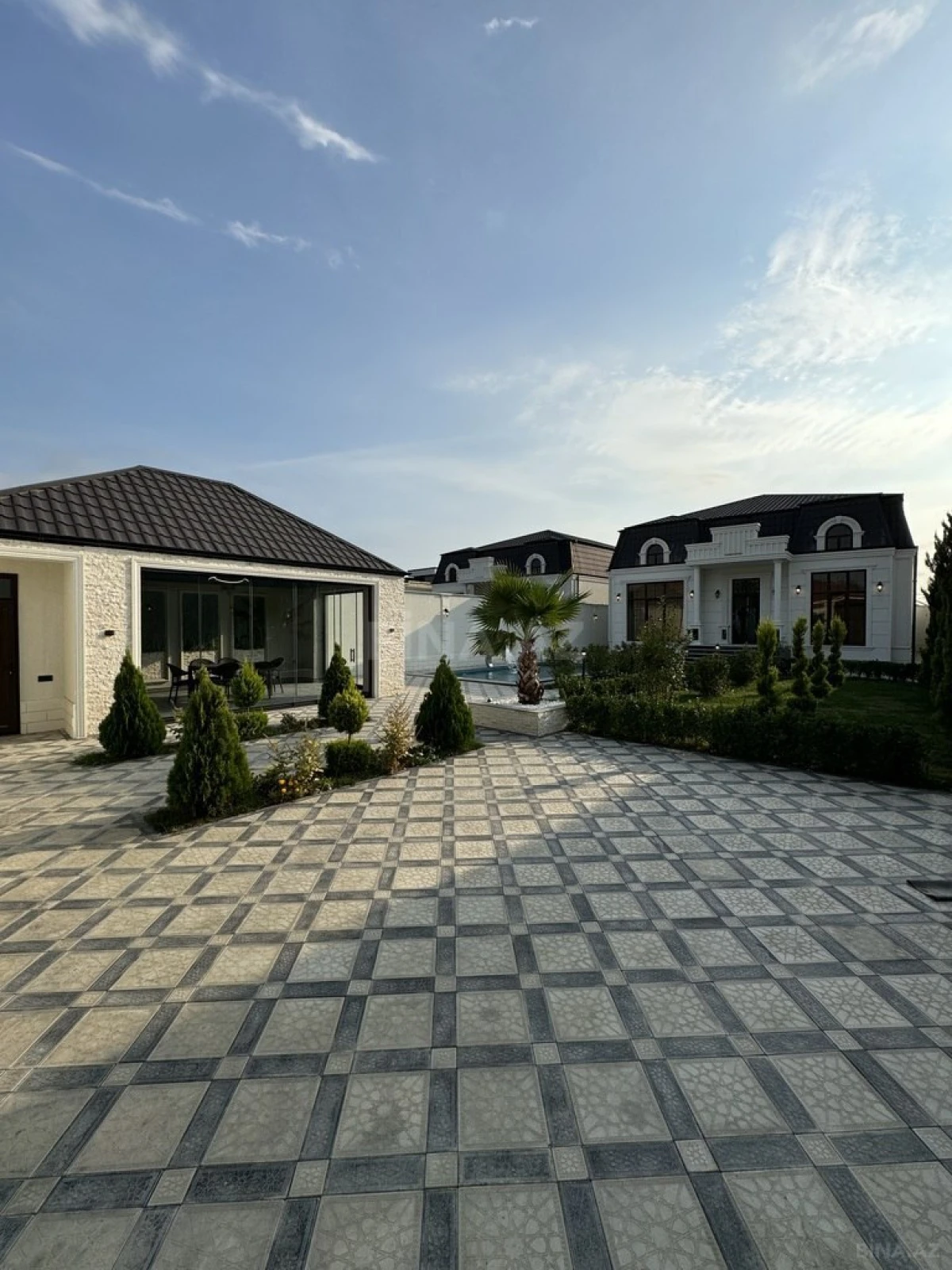 Satılır 8 otaqlı həyət evi 440 m²