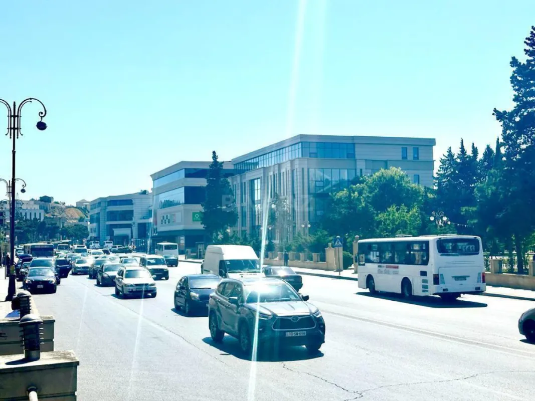 Satılır 3 otaqlı mənzil 162 m²