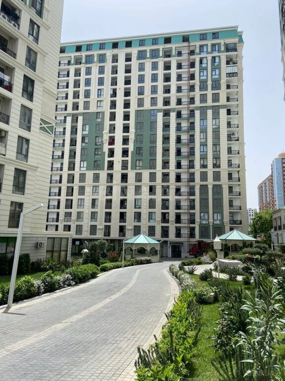 Kirayə verilir 4 otaqlı mənzil 180 m²