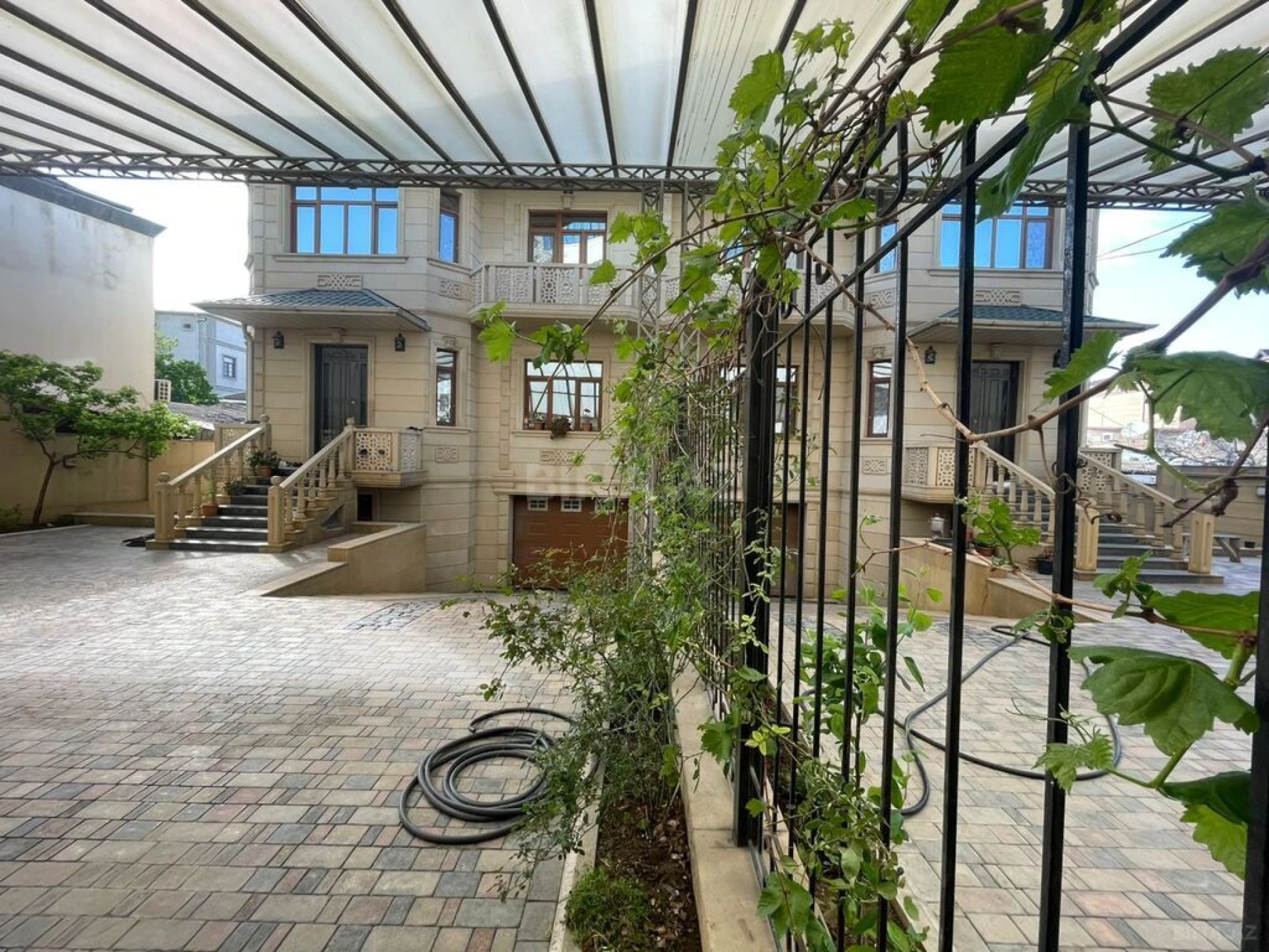 Satılır 14 otaqlı həyət evi 1200 m²