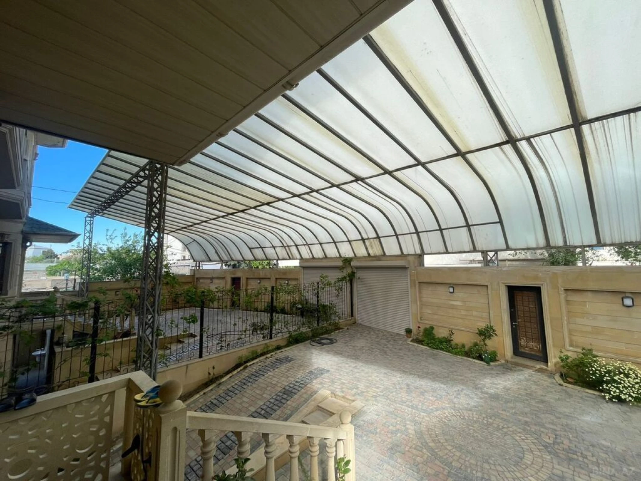 Satılır 14 otaqlı həyət evi 1200 m²