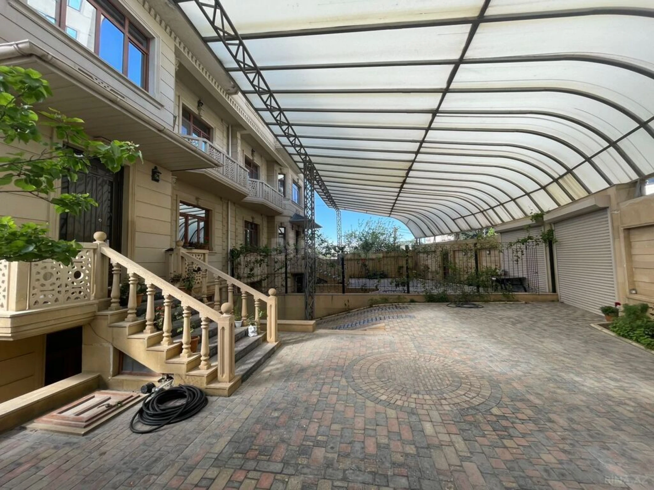 Satılır 14 otaqlı həyət evi 1200 m²