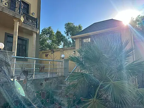 Satılır 7 otaqlı həyət evi 330 m²