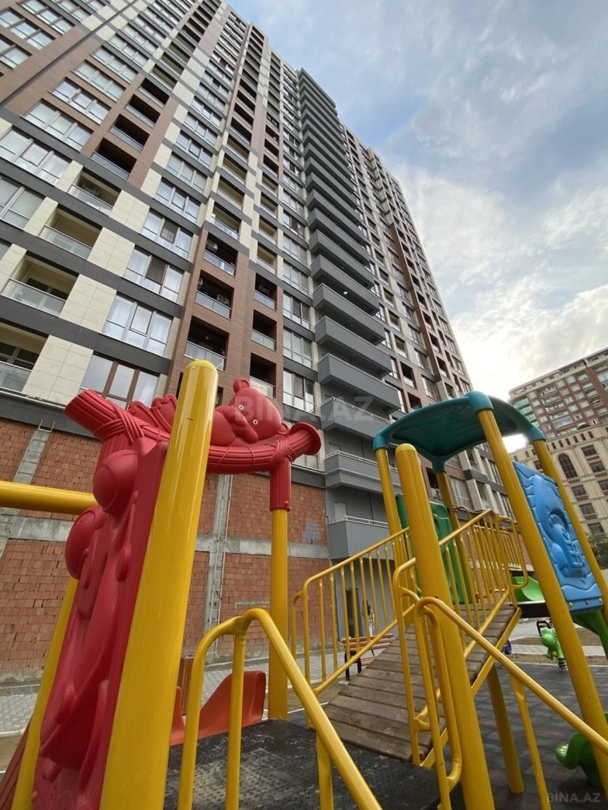 Satılır 4 otaqlı mənzil 171.5 m²