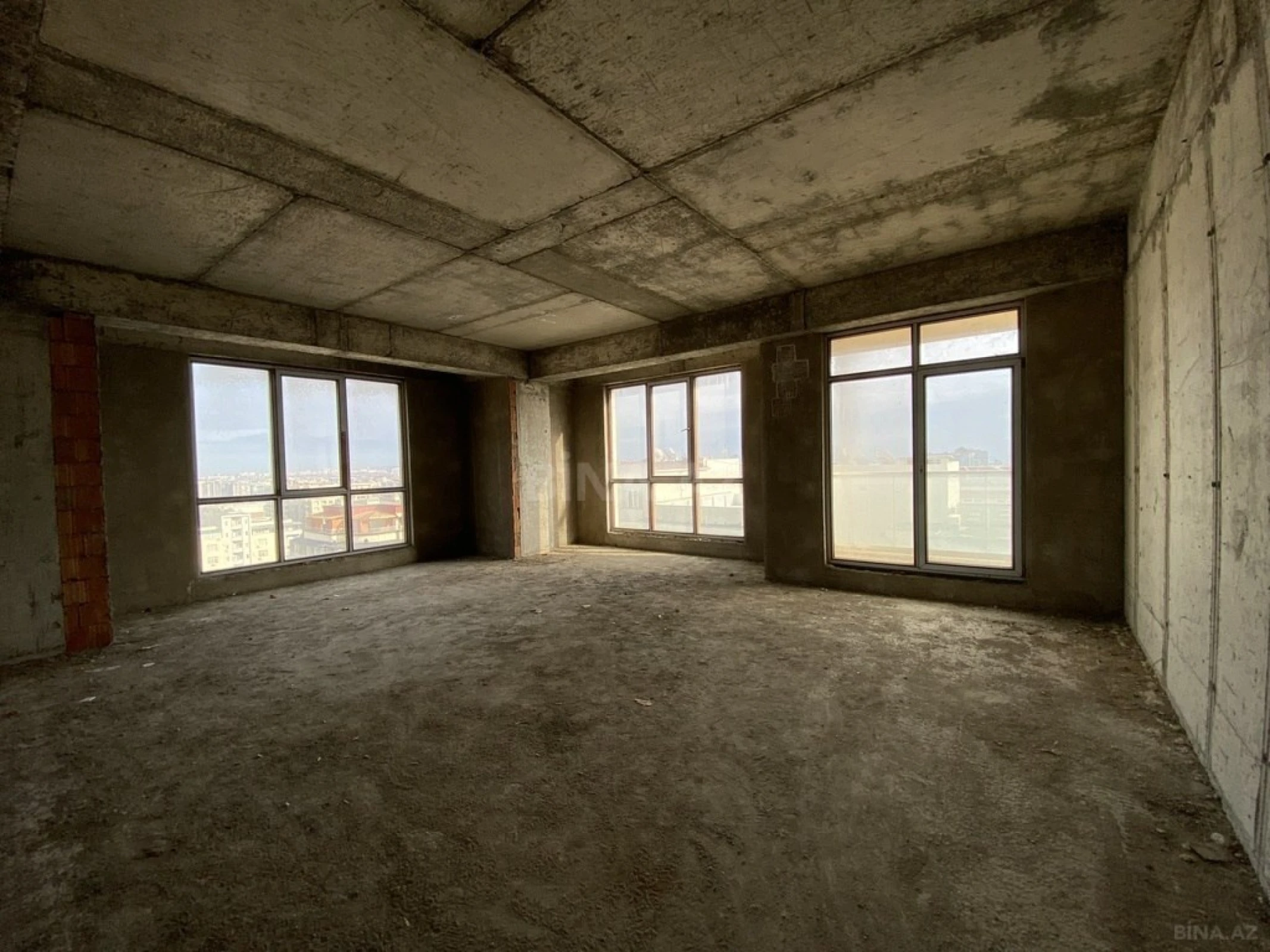 Satılır 4 otaqlı mənzil 171.5 m²