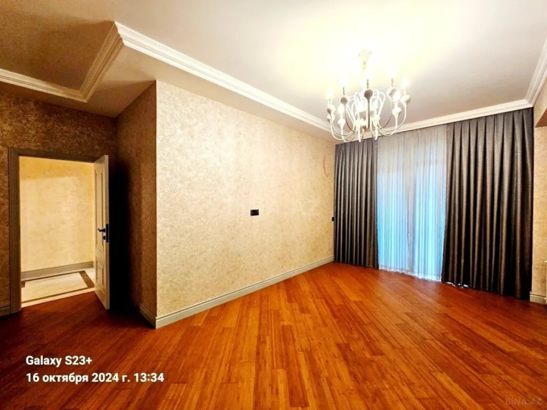 Satılır 4 otaqlı mənzil 205 m²