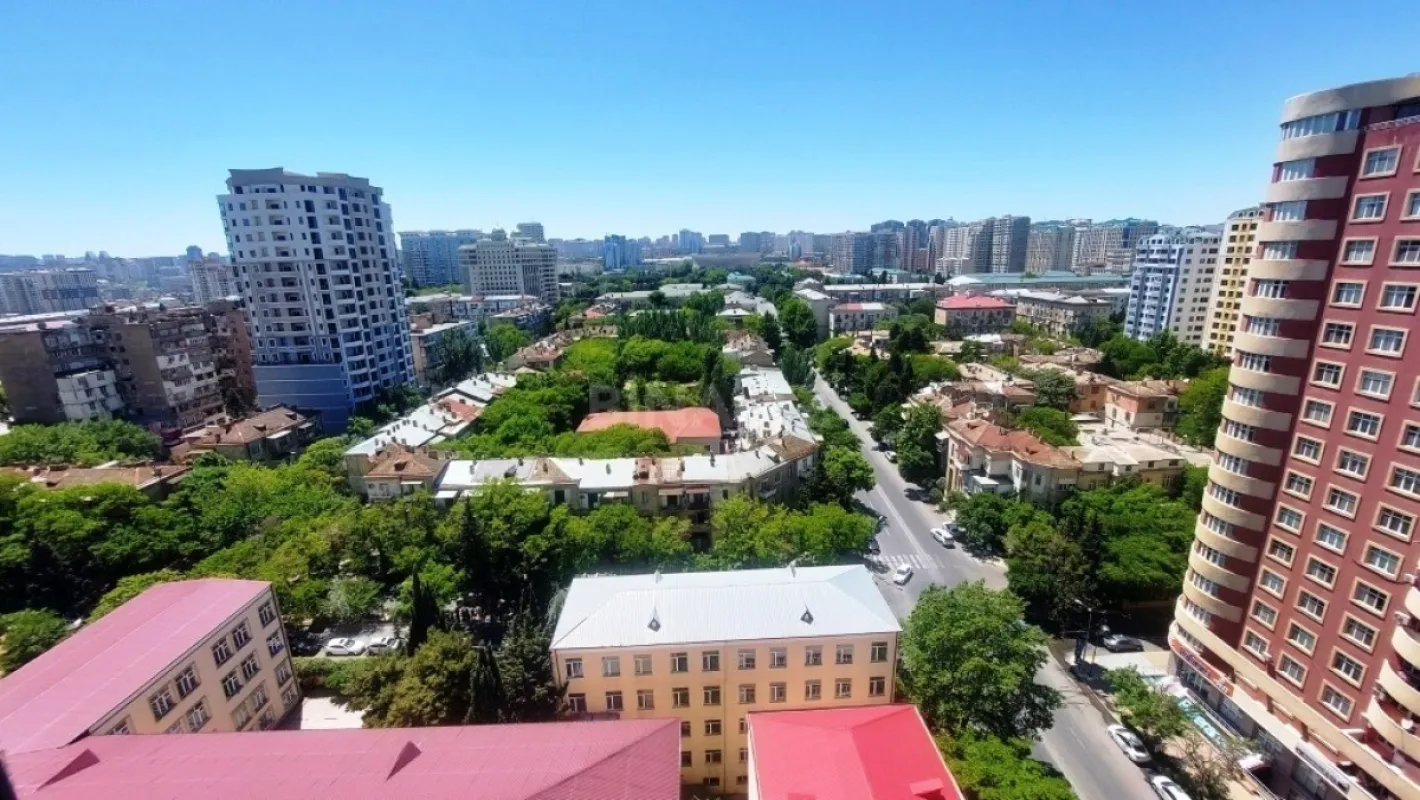 Satılır 4 otaqlı mənzil 205 m²