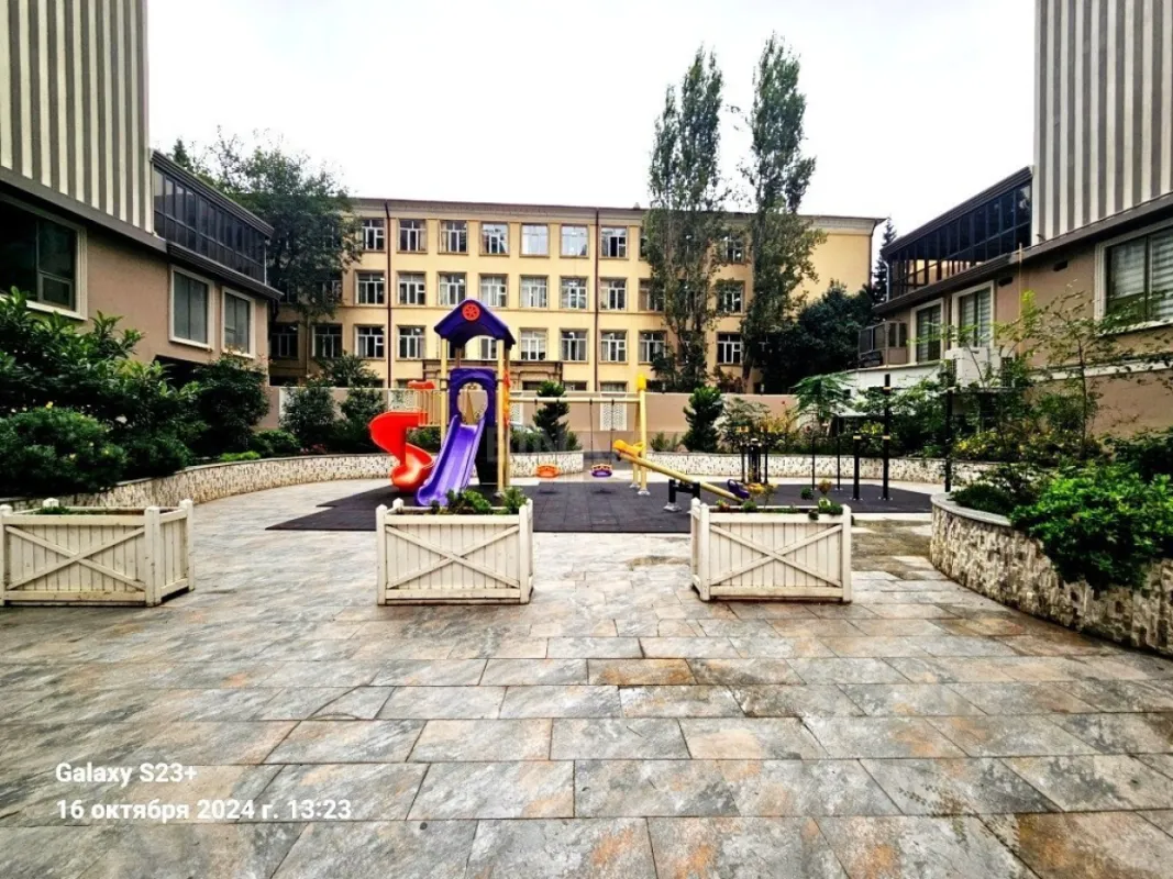 Satılır 4 otaqlı mənzil 205 m²