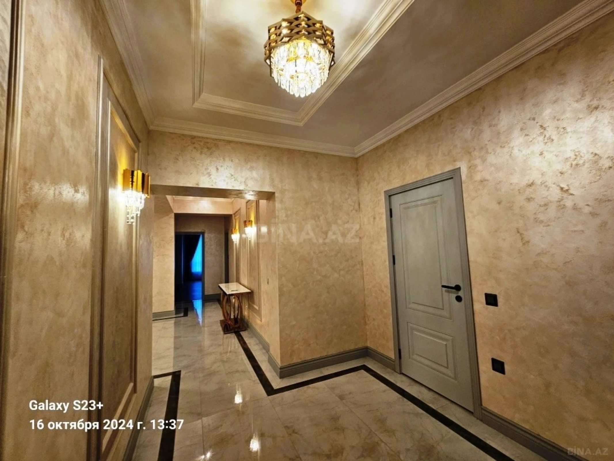 Satılır 4 otaqlı mənzil 205 m²