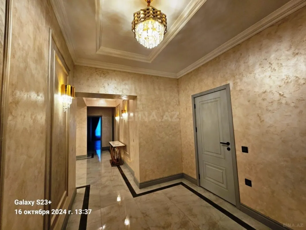 Satılır 4 otaqlı mənzil 205 m²