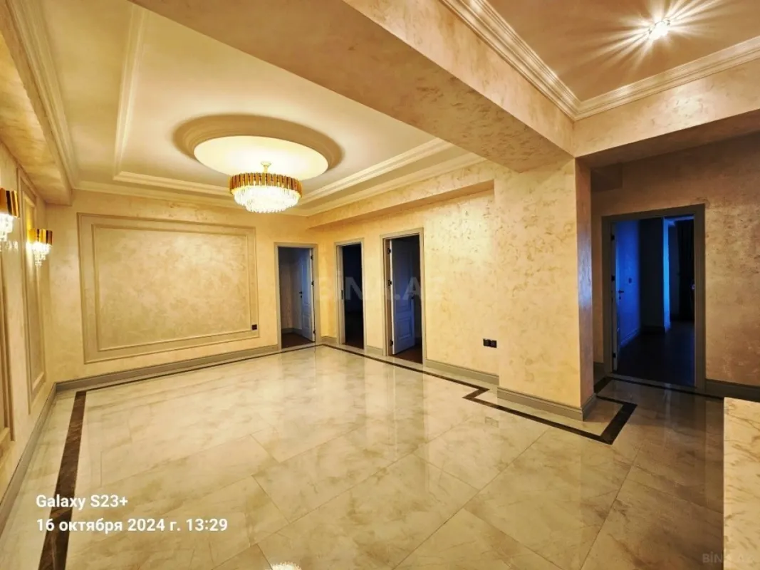 Satılır 4 otaqlı mənzil 205 m²