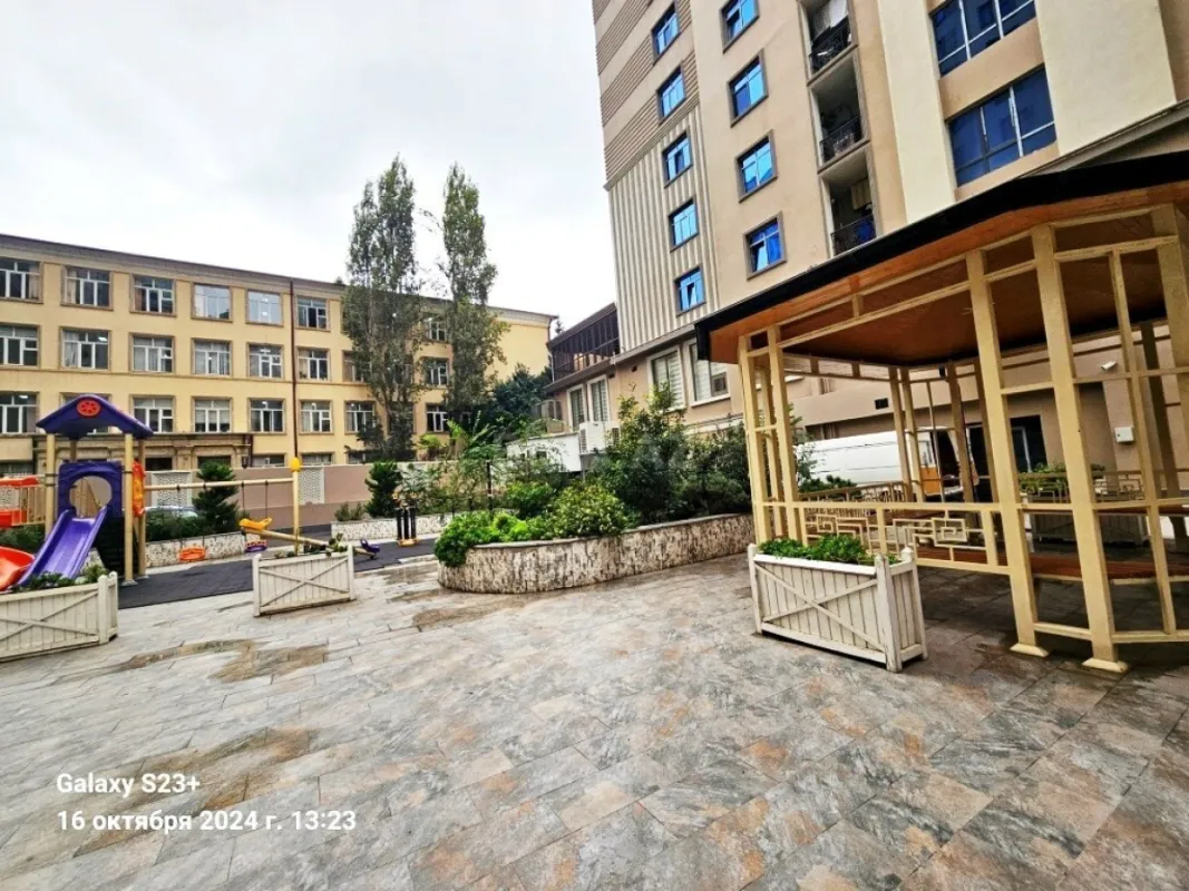 Satılır 4 otaqlı mənzil 205 m²