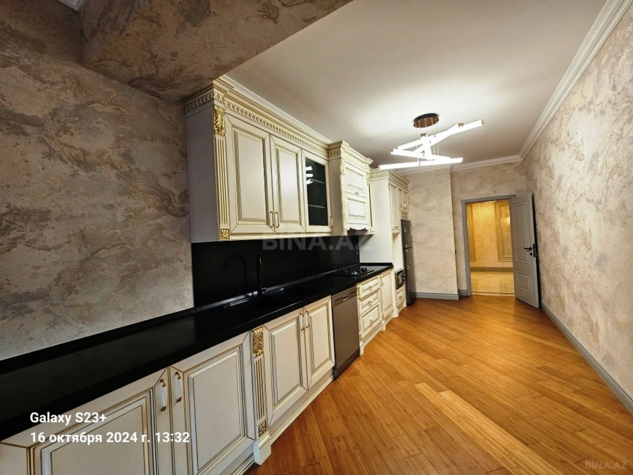 Satılır 4 otaqlı mənzil 205 m²