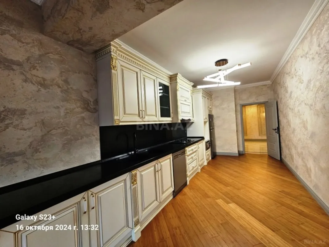 Satılır 4 otaqlı mənzil 205 m²