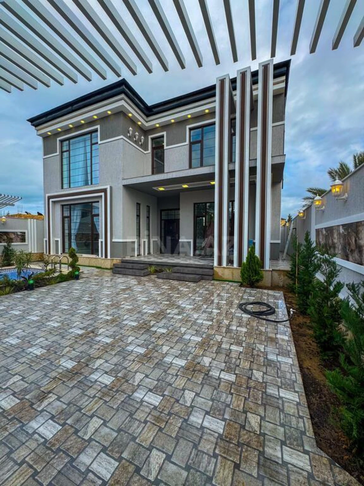 Satılır 5 otaqlı həyət evi 200 m²