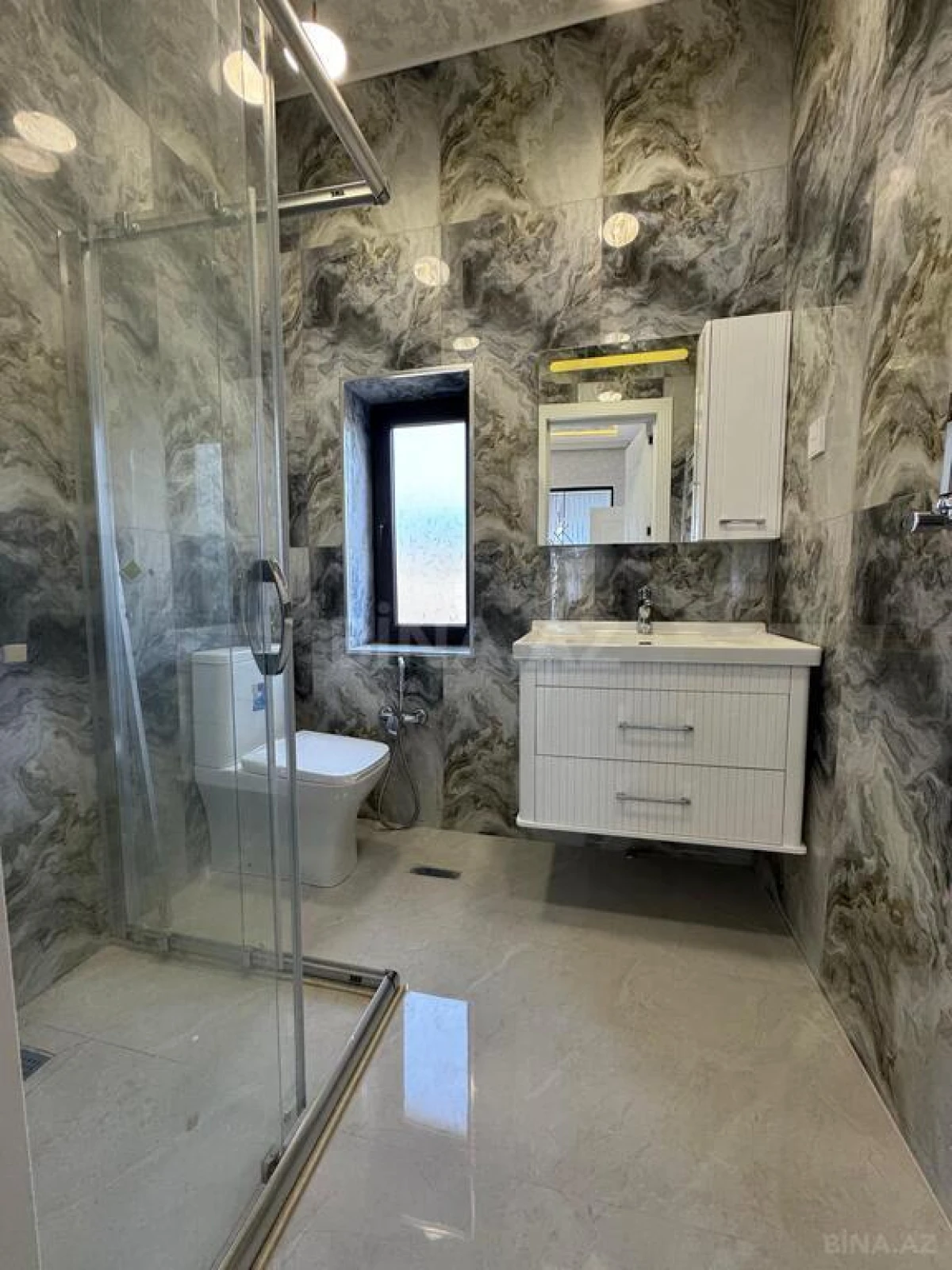 Satılır 5 otaqlı həyət evi 200 m²