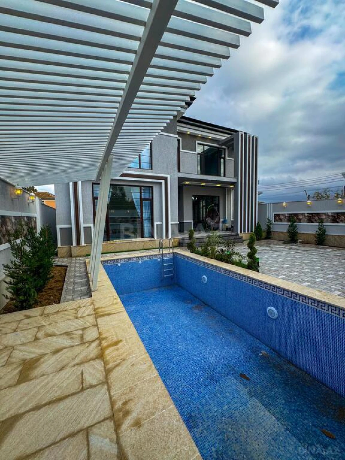 Satılır 5 otaqlı həyət evi 200 m²