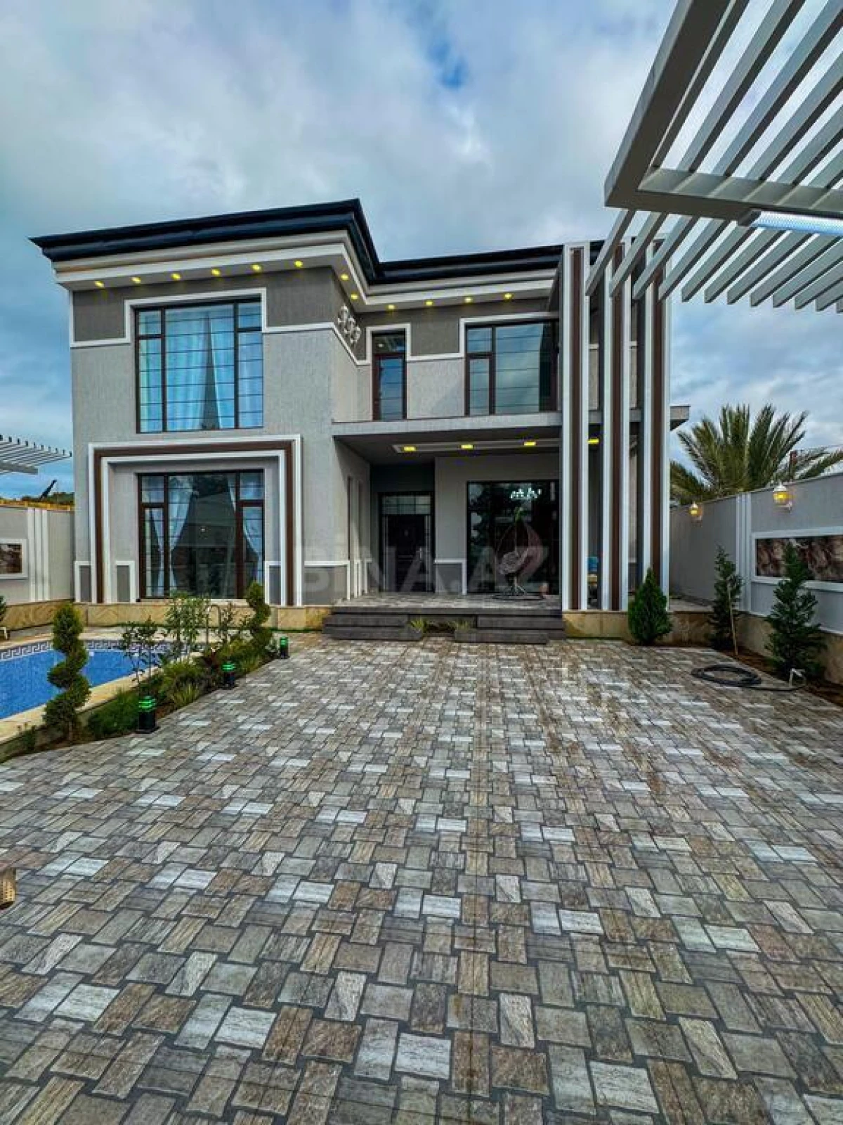 Satılır 5 otaqlı həyət evi 200 m²