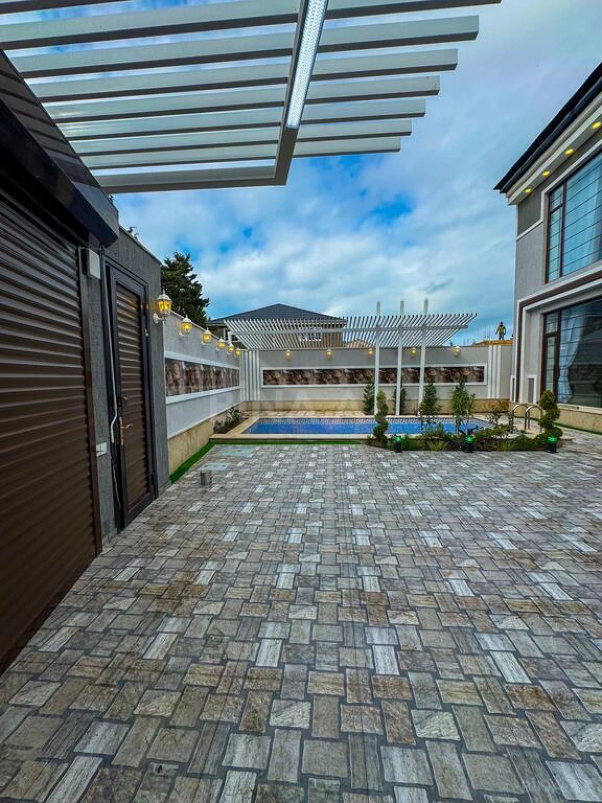 Satılır 5 otaqlı həyət evi 200 m²