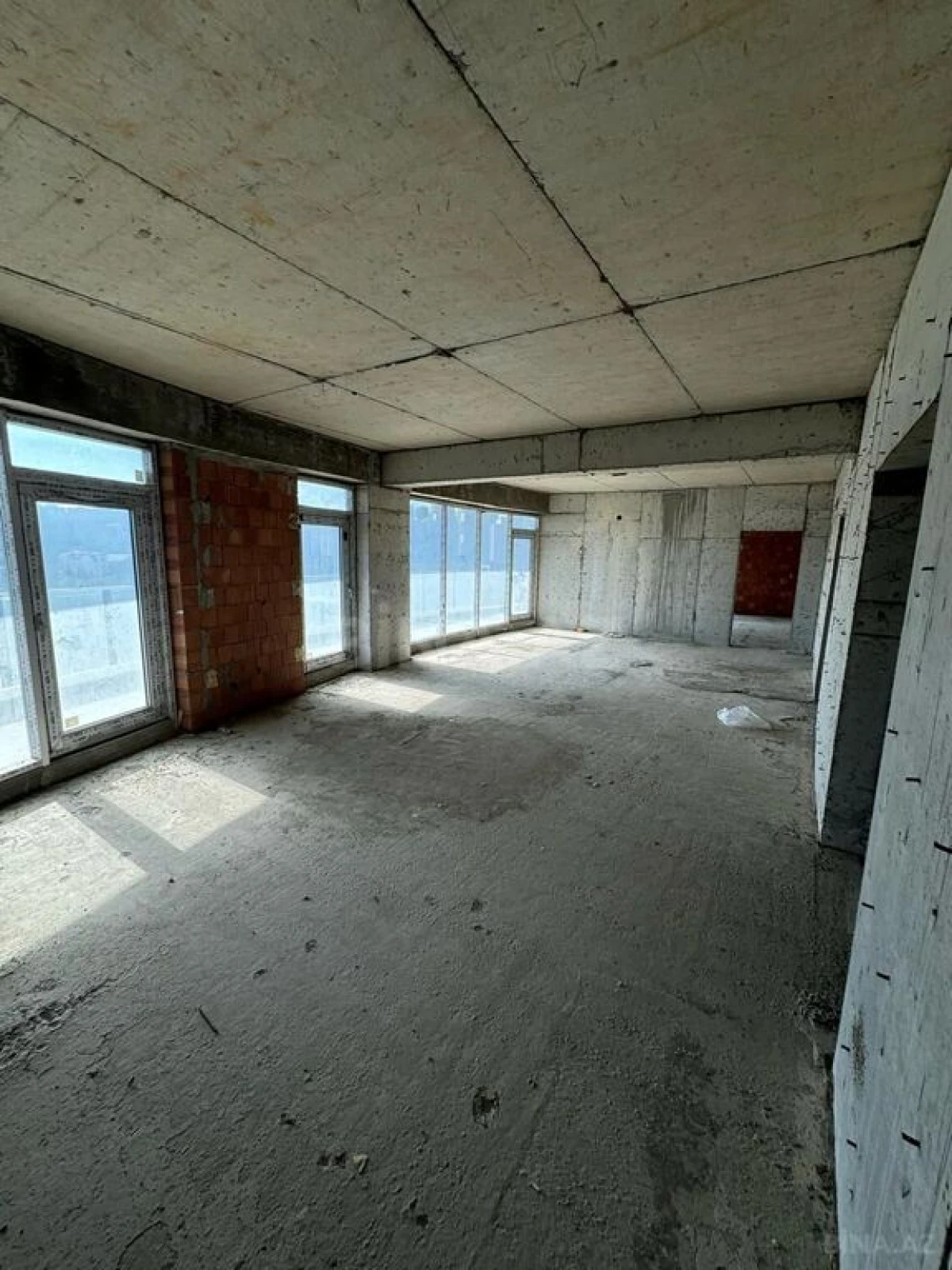 Satılır 4 otaqlı mənzil 239 m²