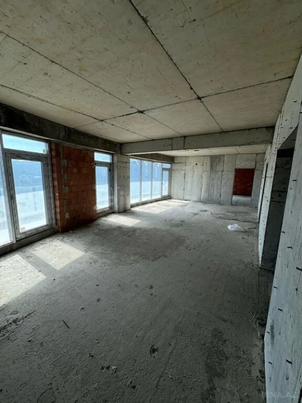 Satılır 4 otaqlı mənzil 239 m²