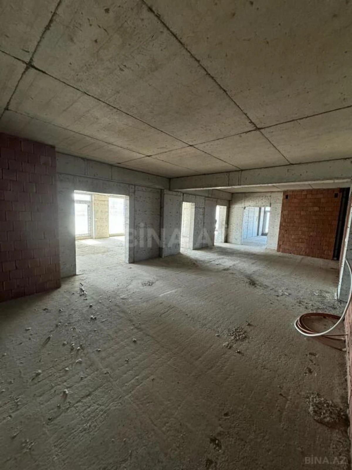 Satılır 4 otaqlı mənzil 239 m²